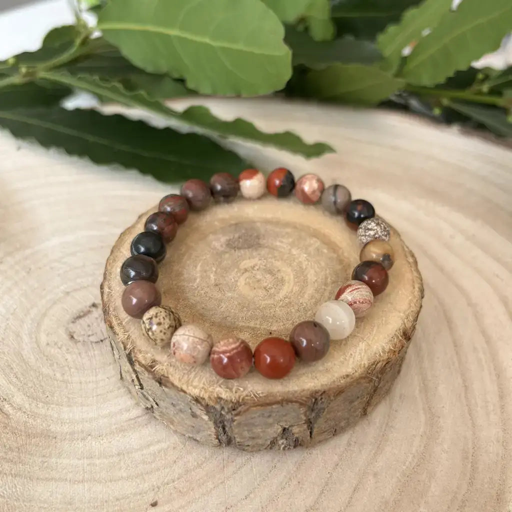 Bracelet Jaspe Rouge artisanal avec perles polies de jaspe aux teintes naturelles sur support en bois