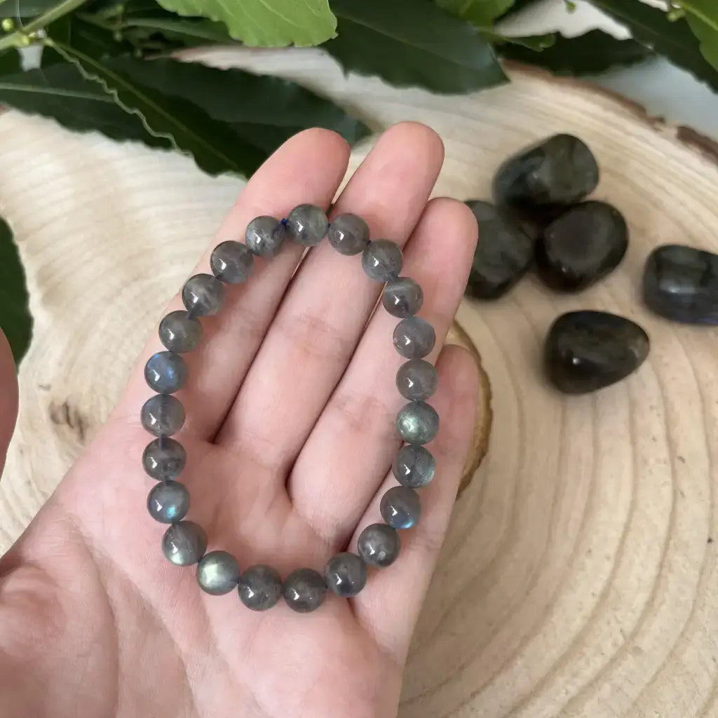 Bracelet Labradorite d'Aura de Roche avec des perles irisés, parfait pour un style élégant et spirituel