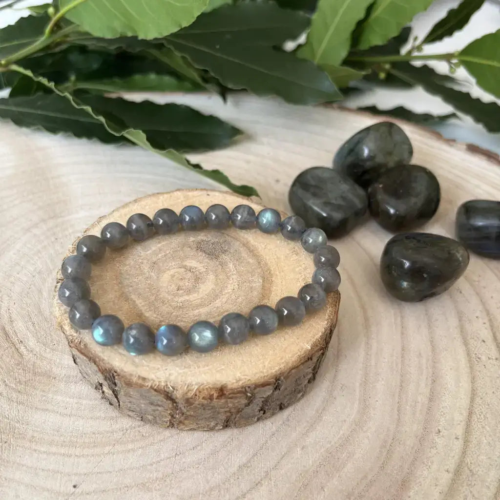Bracelet Labradorite en perles grises, élégant et naturel sur une feuille de bois