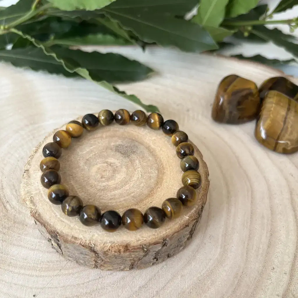 Bracelet Œil de Tigre : Force et Protection en perles naturelles sur un support en bois