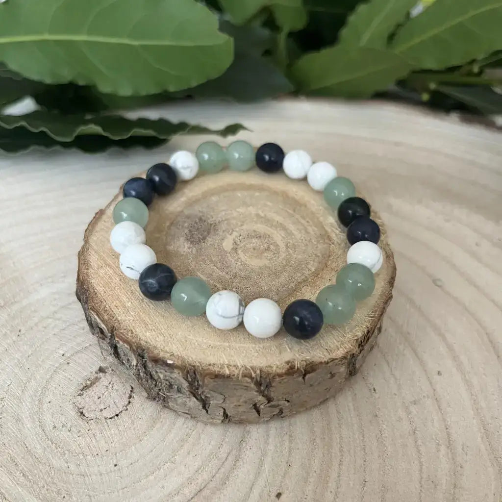 Bracelet Pierre pour Hypersensibilité avec des perles variées sur une souche en bois naturel