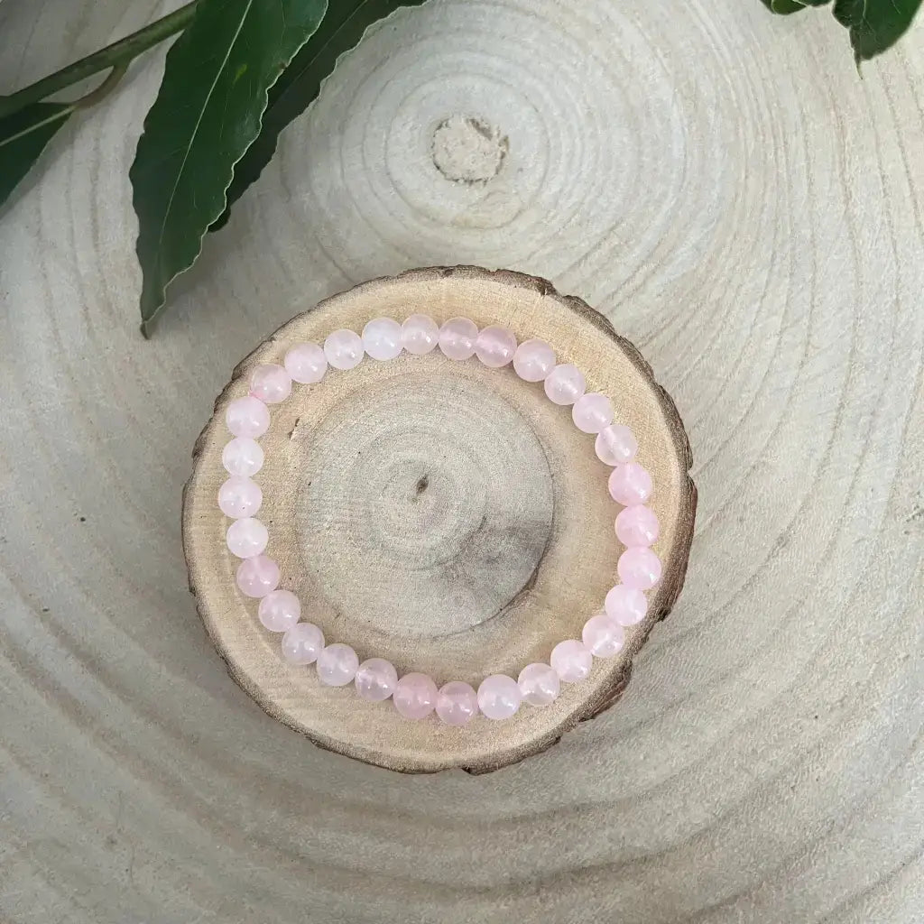 Bracelet Quartz Rose - Amour et Douceur en perles naturelles sur un support en bois