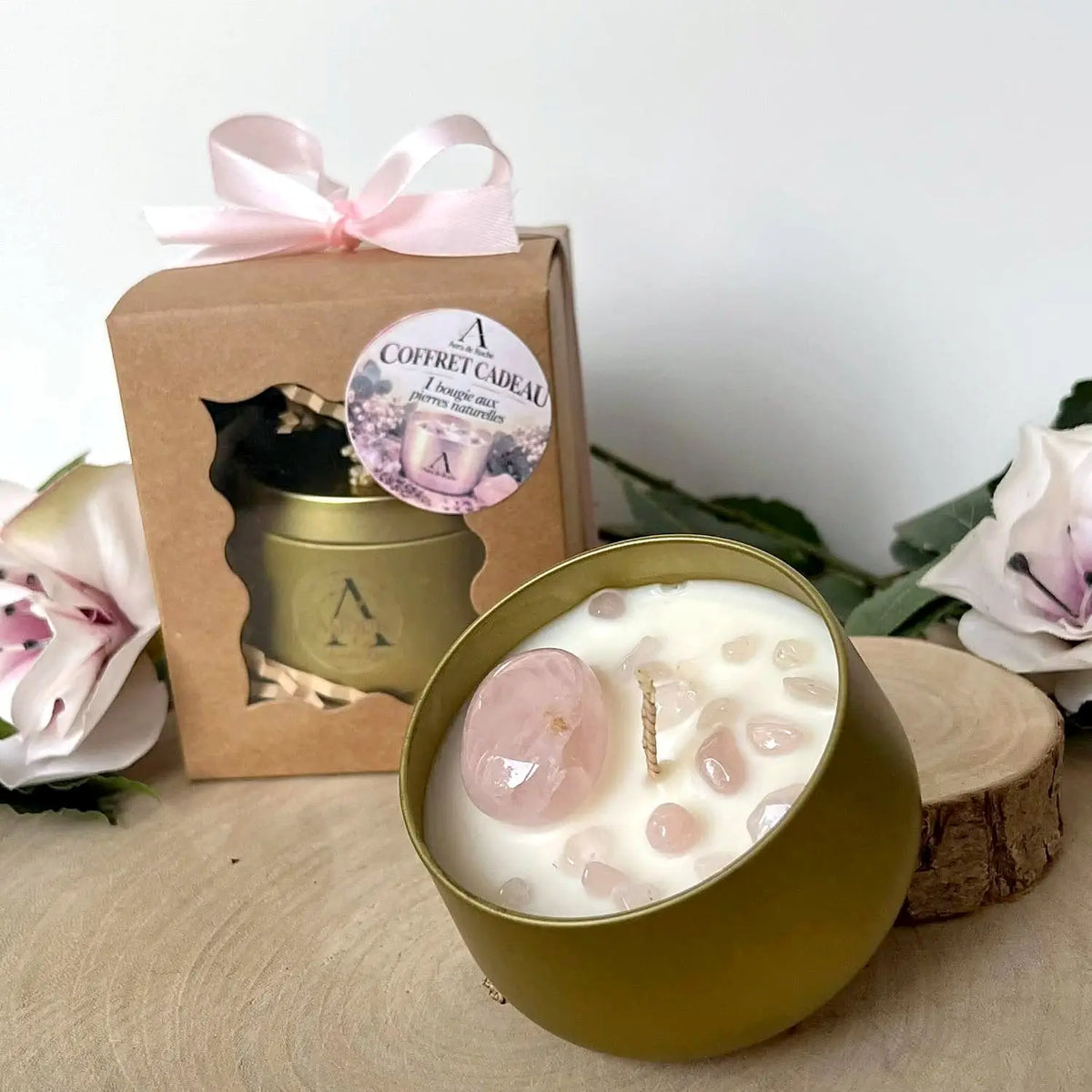 Coffret bougie Amour au quartz rose, pot doré et pierres de quartz rose dans la cire, ruban rose