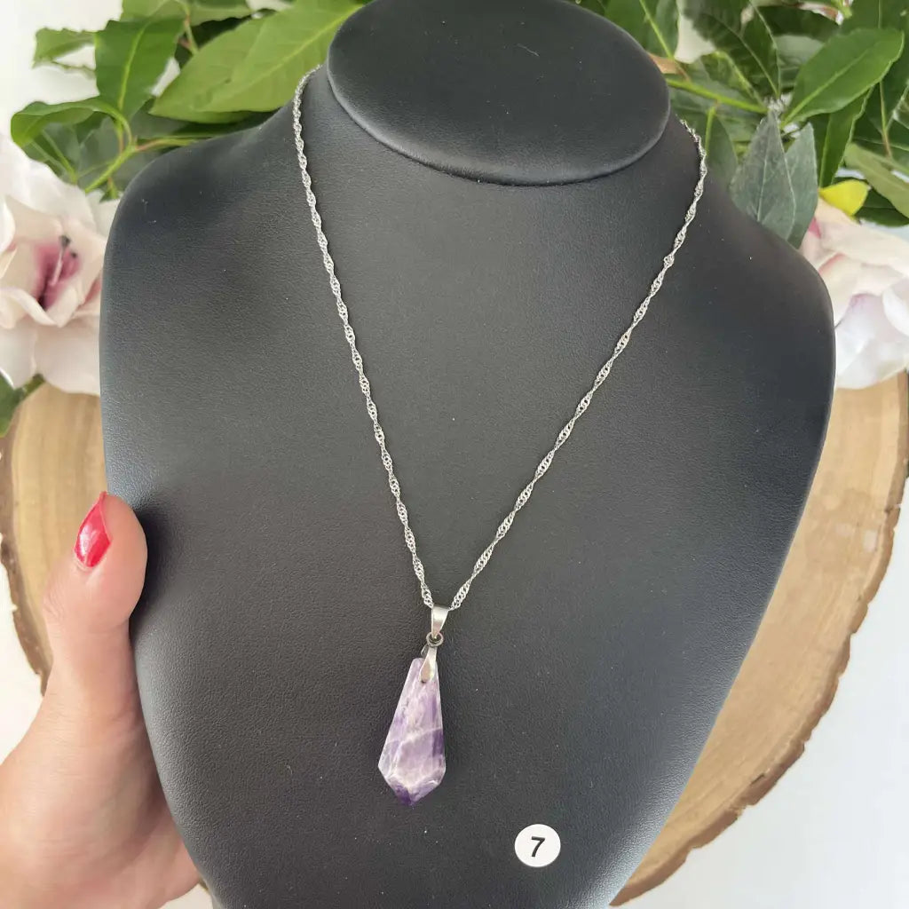 Collier Améthyste Petit Cône – Apaisement et Élégance