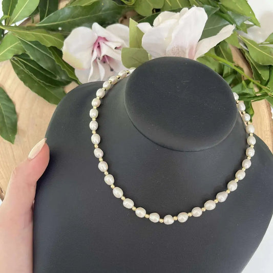 Collier Auréa en Perle d'Eau Douce en acier inoxydable sur mannequin pour un look élégant