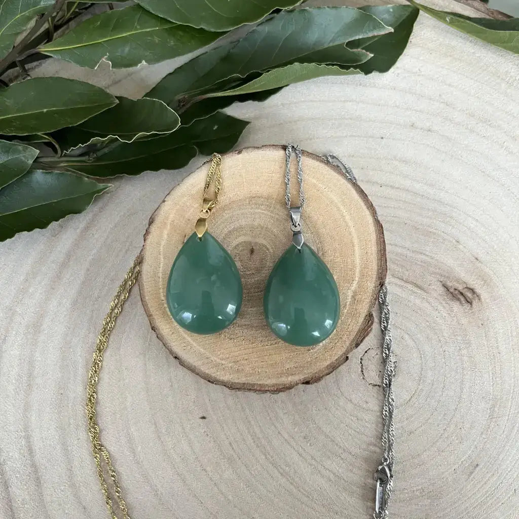 Collier pendentif Aventurine Verte avec pendentifs en forme de goutte, présentés sur un support en bois