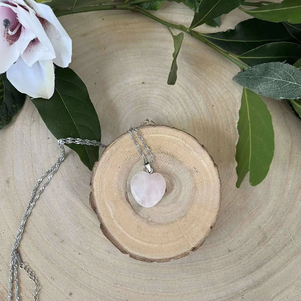 Collier Petit Cœur en Quartz Rose Naturel – Élégance