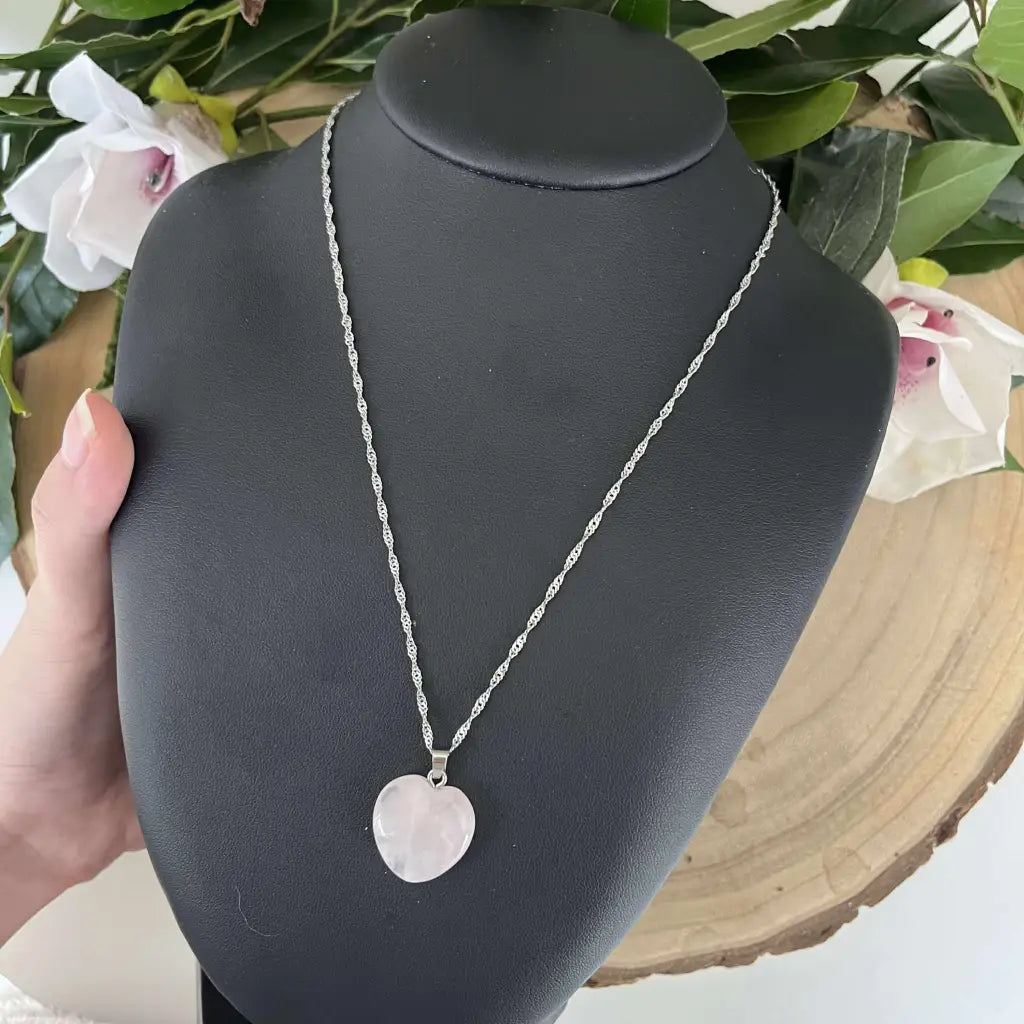 Collier Petit Cœur en Quartz Rose Naturel – Élégance