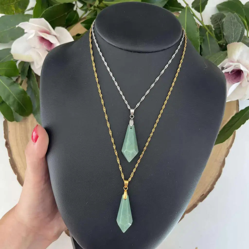 Collier Petit Cône Aventurine Verte avec pendentif en pierre naturelle sur chaîne fine argentée et dorée