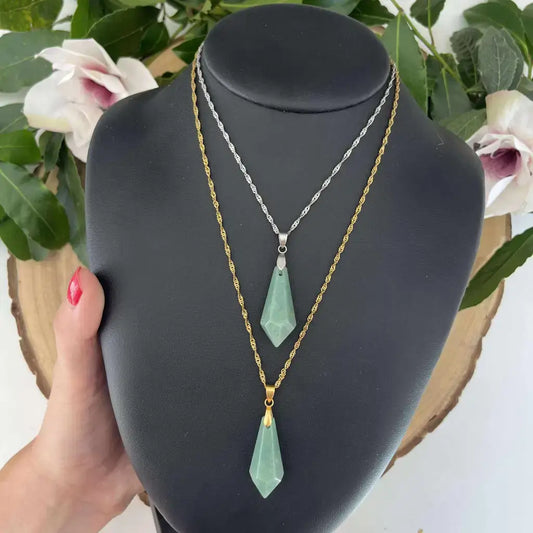 Collier Petit Cône Aventurine Verte avec pendentif en pierre naturelle sur chaîne fine argentée et dorée