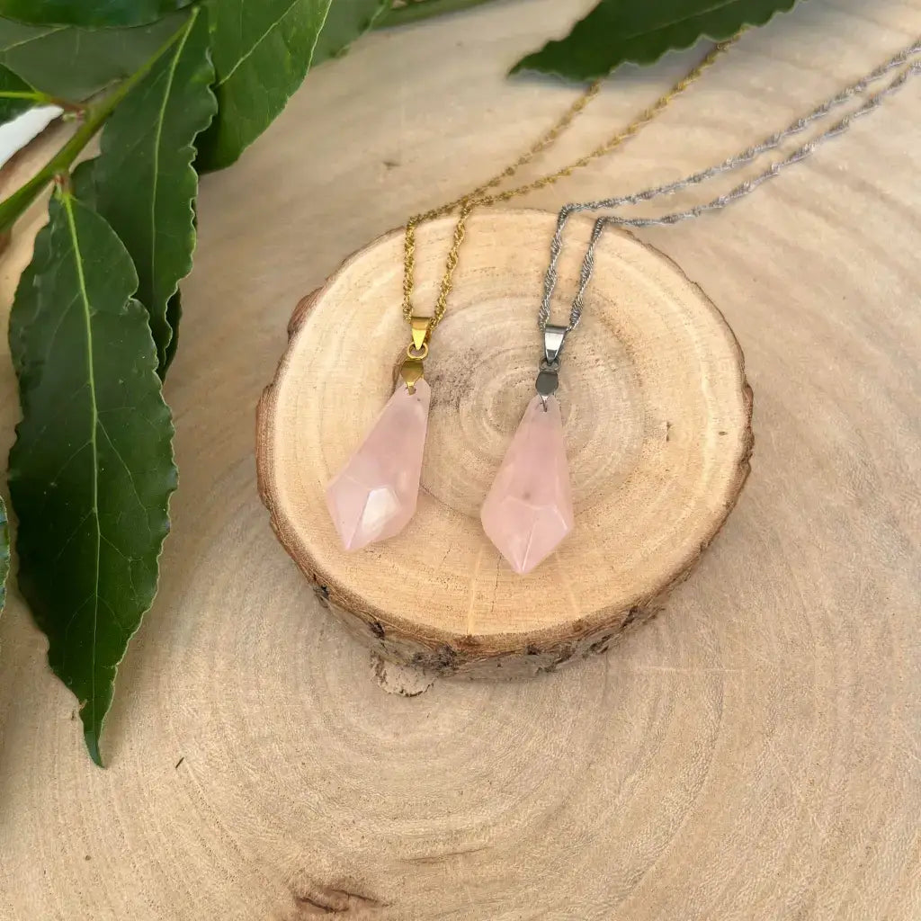 Collier Petit Cône en Quartz Rose avec chaînes en or et argent sur rondin de bois