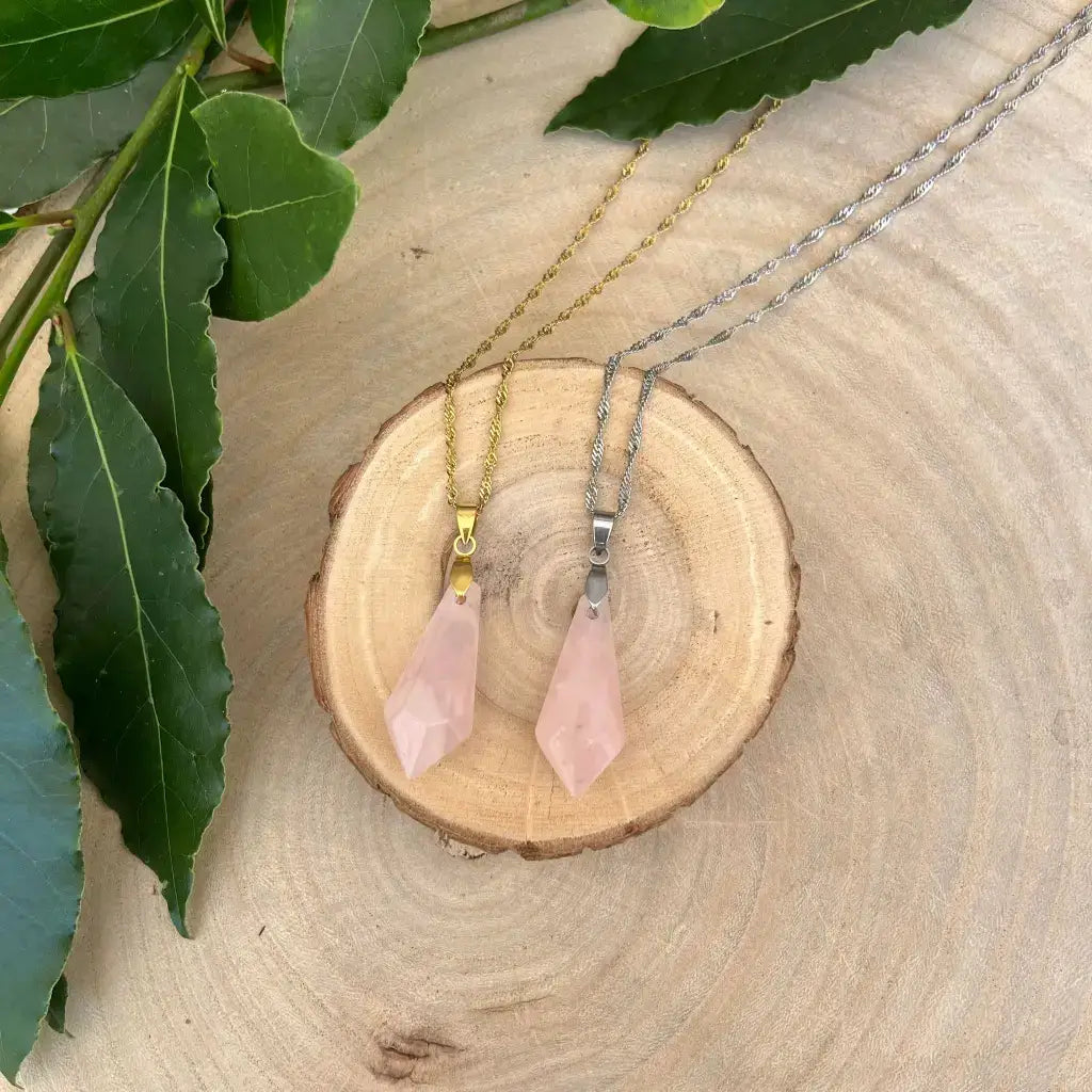 Collier Petit Cône en Quartz Rose avec chaînes dorée et argentée sur un rondin en bois