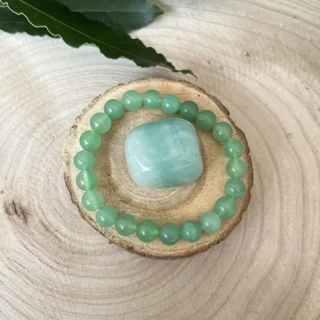 Duo Aventurine Verte avec perles rondes et pierre polie sur un support en bois naturel