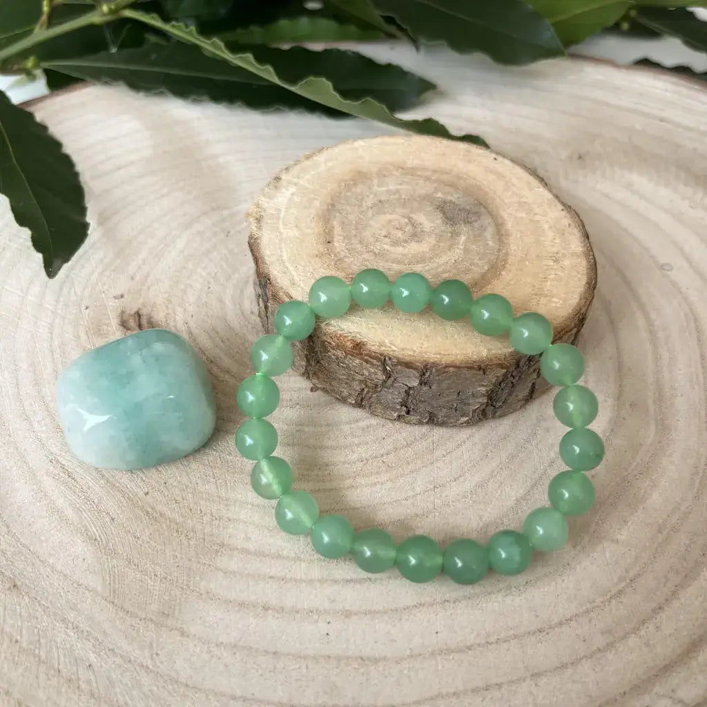 Bracelet en Duo Aventurine Verte sur un support en bois avec une pierre d'aventurine