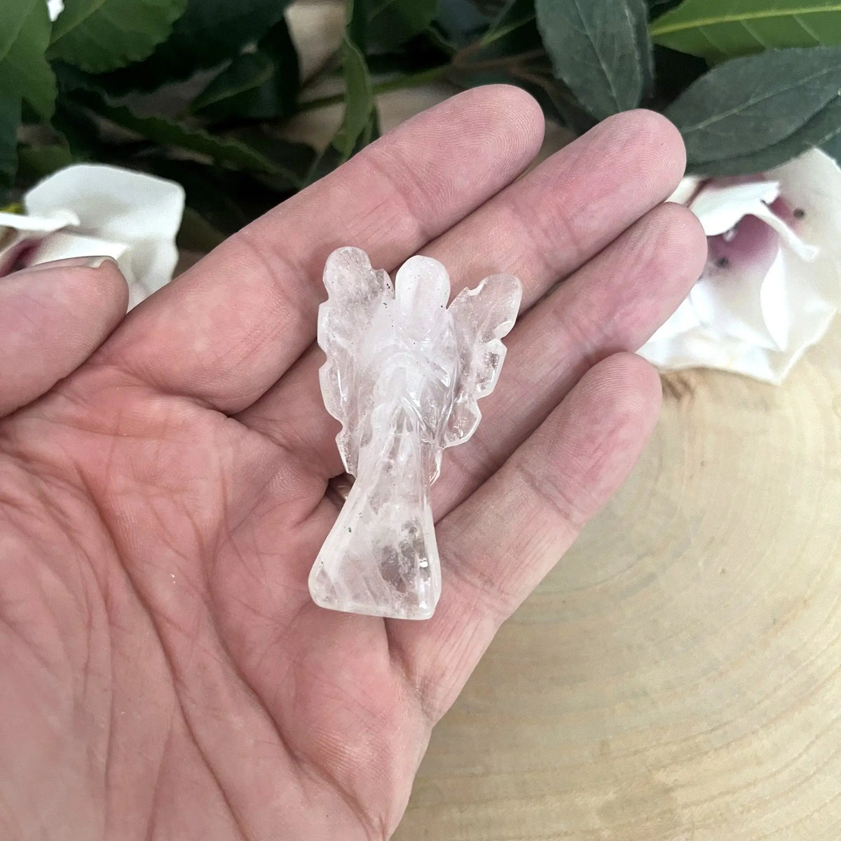 Figurine ange en cristal de roche tenue dans la main