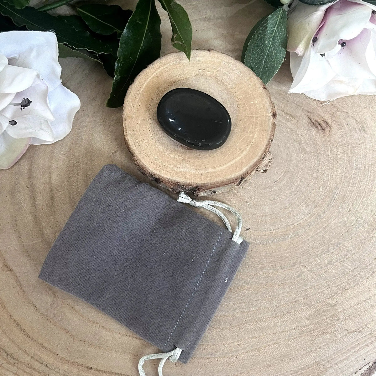 Galet de pouce en tourmaline noire et son pochon