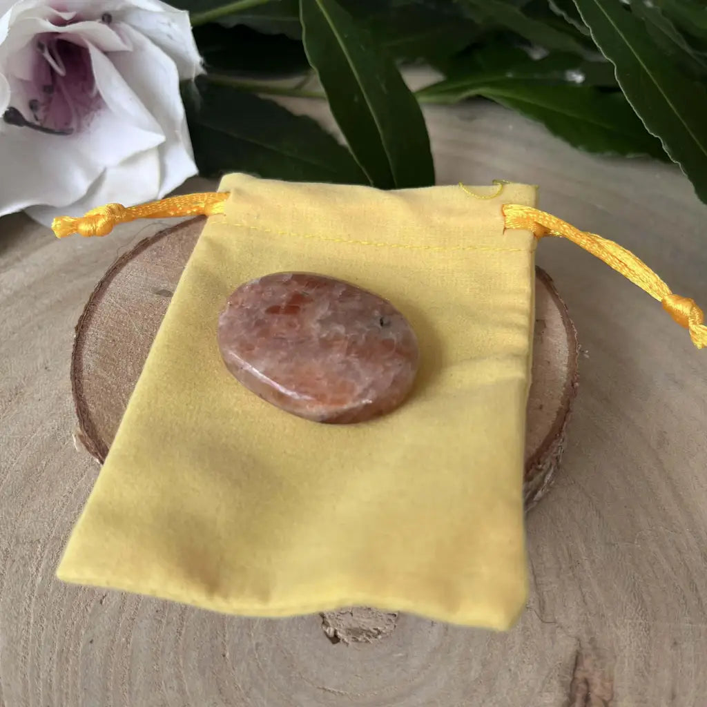 Galet de Pouce en Pierre de Soleil Anti-Stress – Vitalité &
