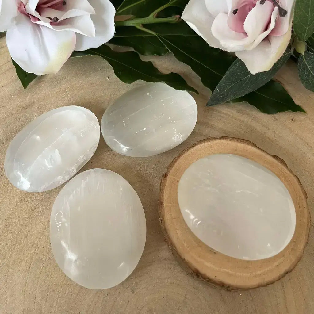 Galet en Sélénite naturel avec finition lisse, parfait pour la méditation et le bien-être