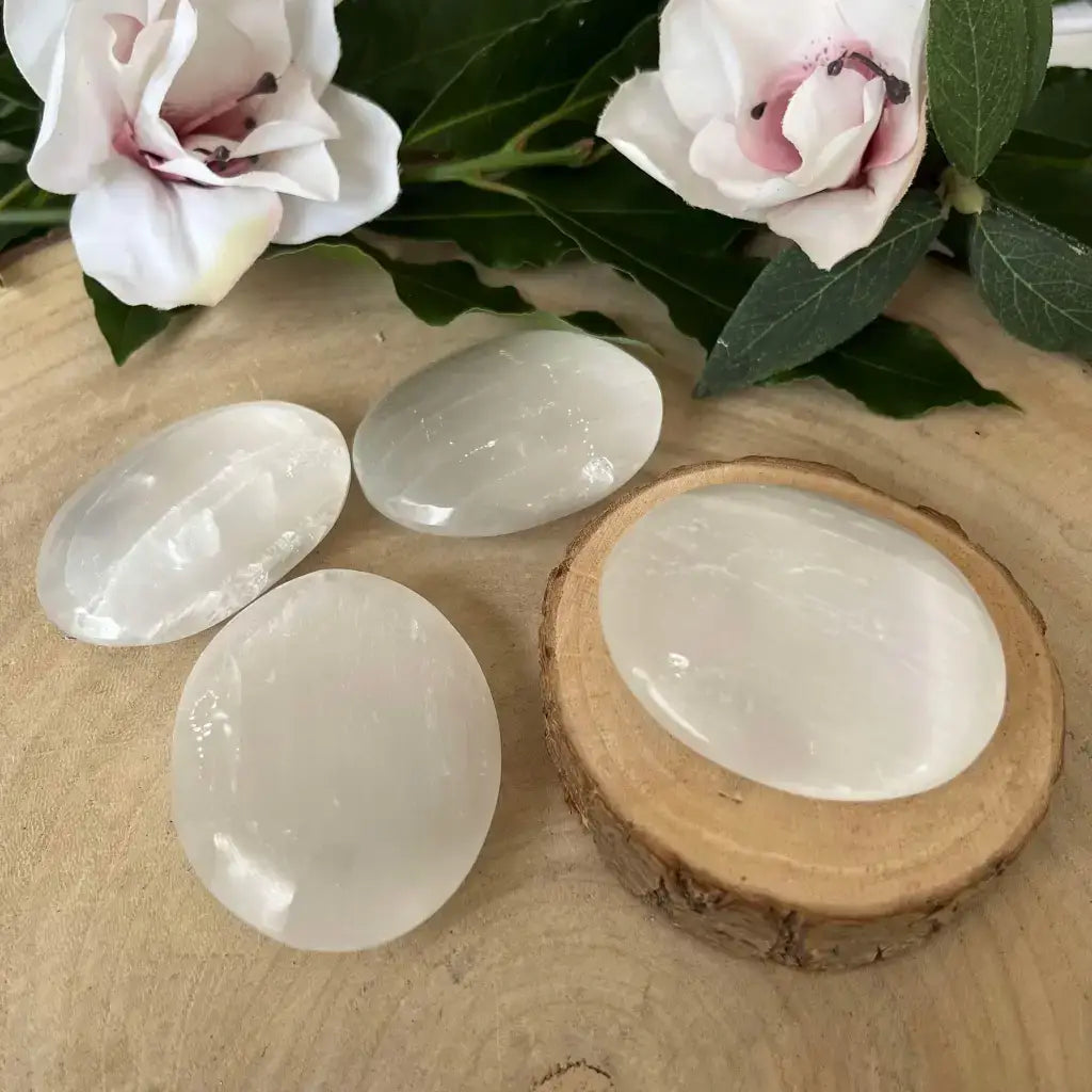 Galet en Sélénite naturel au design lisse, idéal pour la méditation et la décoration.