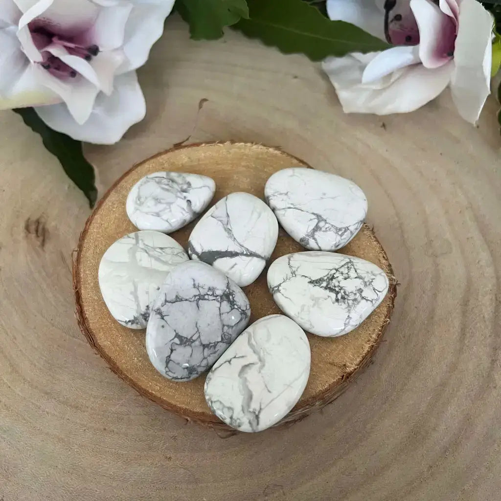 Galet Plat Howlite Blanche polie en lot sur tranche de bois avec fleurs en decor pour lithotherapie
