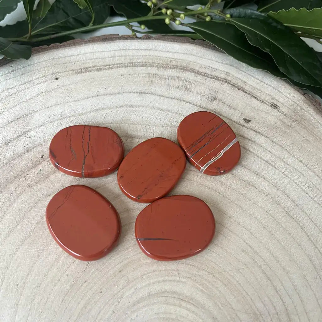 Galet Plat Jaspe Rouge Aura de Roche lot de 5 galets plats polis rouges avec fines veines noires sur rondin de bois