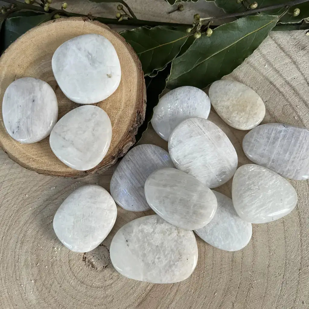 Galet plat Pierre de Lune Bleutée Aura de Roche galets naturels polis pour meditation et decor zen