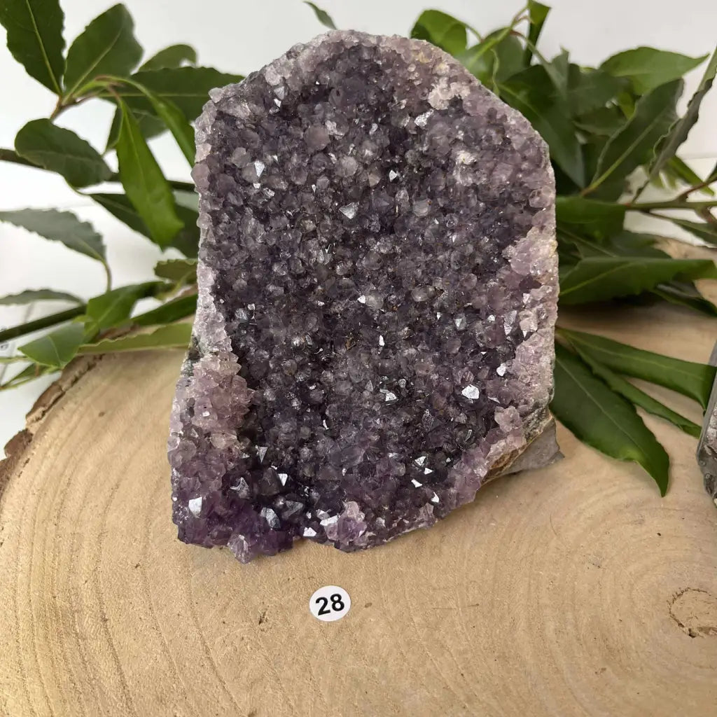 Géode Améthyste Brut avec des cristaux violets brillants sur une surface naturelle