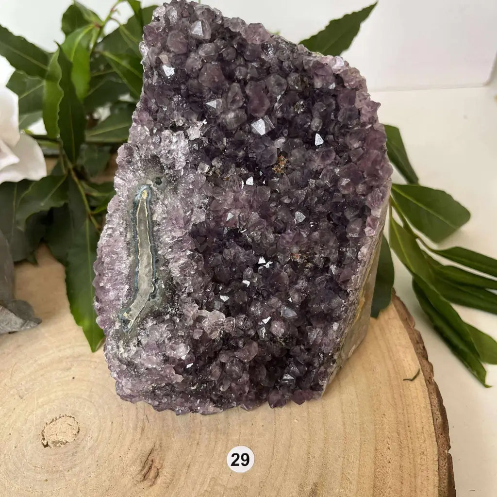 Géode Améthyste Brut en pierre naturelle avec des cristaux violets éclatants pour décoration intérieure