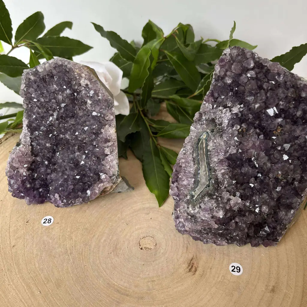 Géode Améthyste Brut de Aura de Roche avec des cristaux violets scintillants sur une base naturelle