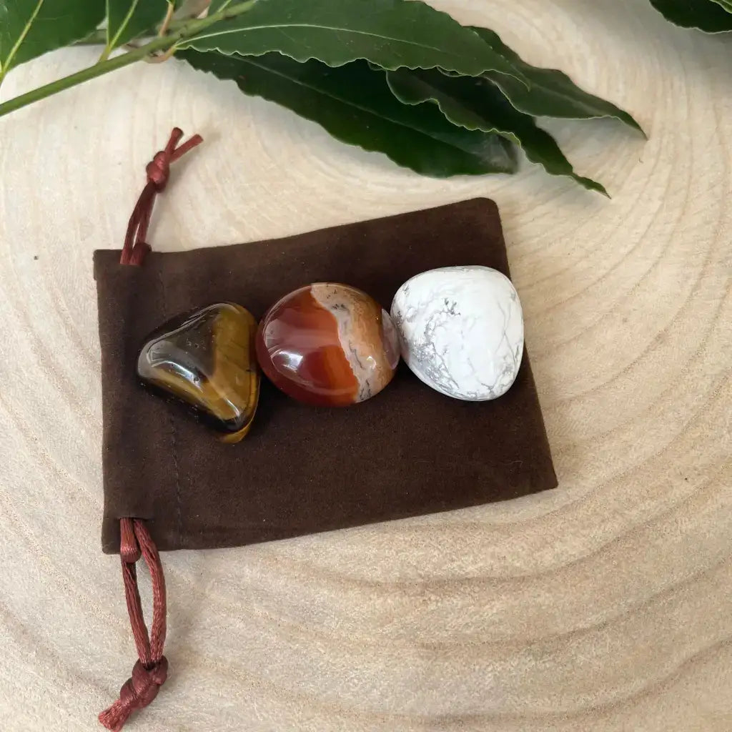 Kit Confiance en Soi Aura de Roche avec trois pierres polies sur pochette en tissu marron