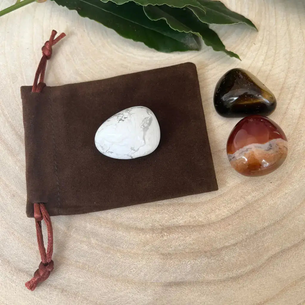 Kit Confiance en Soi d'Aura de Roche avec pierres polies sur une pochette marron en tissu