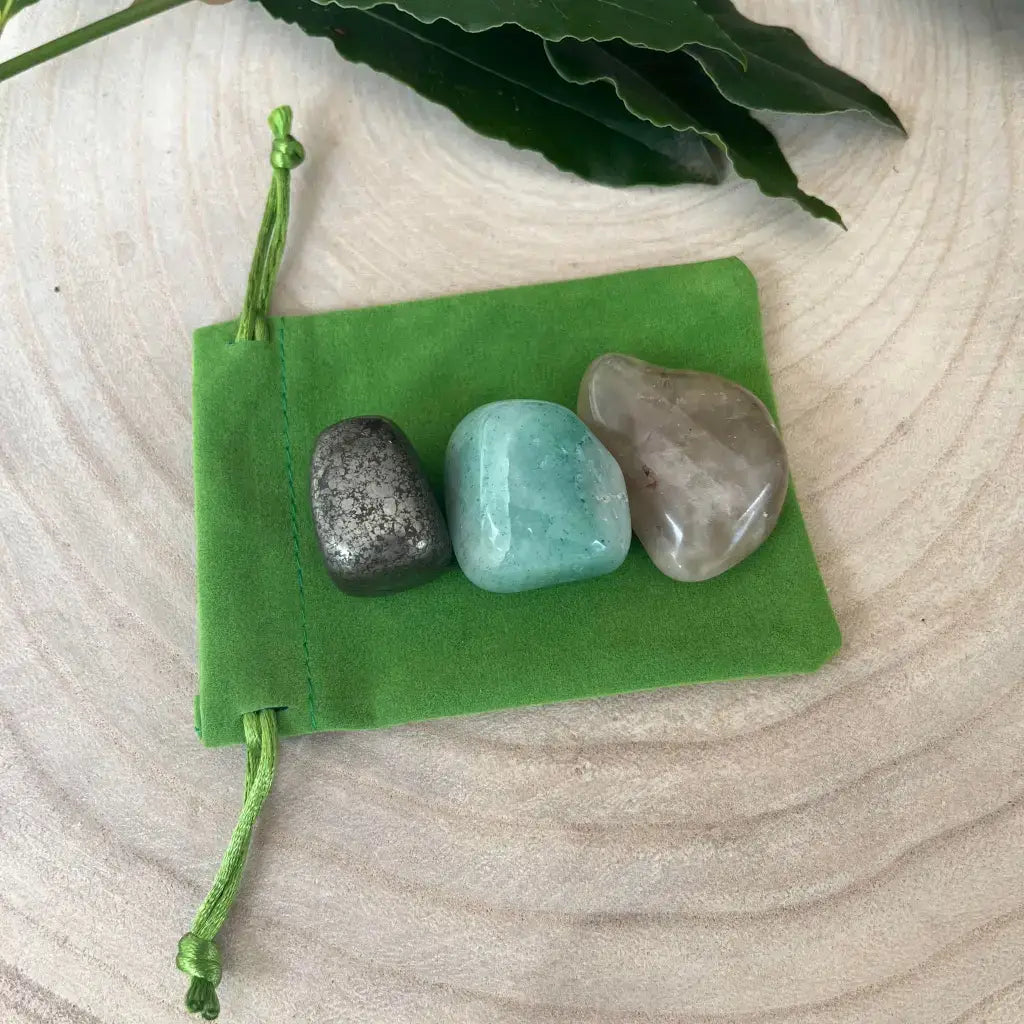 Kit de Réussite avec Pierres Naturelles dans un sac vert avec trois pierres aux couleurs variées