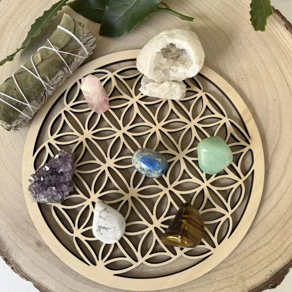 Kit Découverte Lithothérapie sur plateau Fleur de Vie avec améthyste, géode de quartz, quartz rose, labradorite et sauge