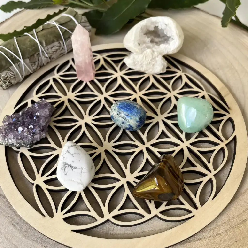 Kit Découverte Lithothérapie Aura de Roche avec planche fleur de vie et six pierres polies plus géode et bâton de sauge