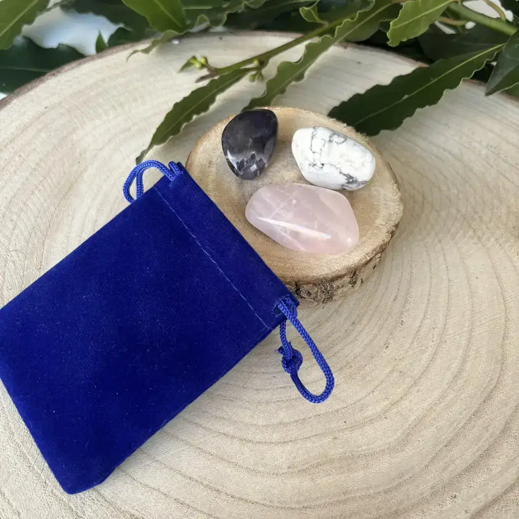Kit Pierre Naturelle Sommeil avec trois pierres naturelles et pochette velours bleu Aura de Roche