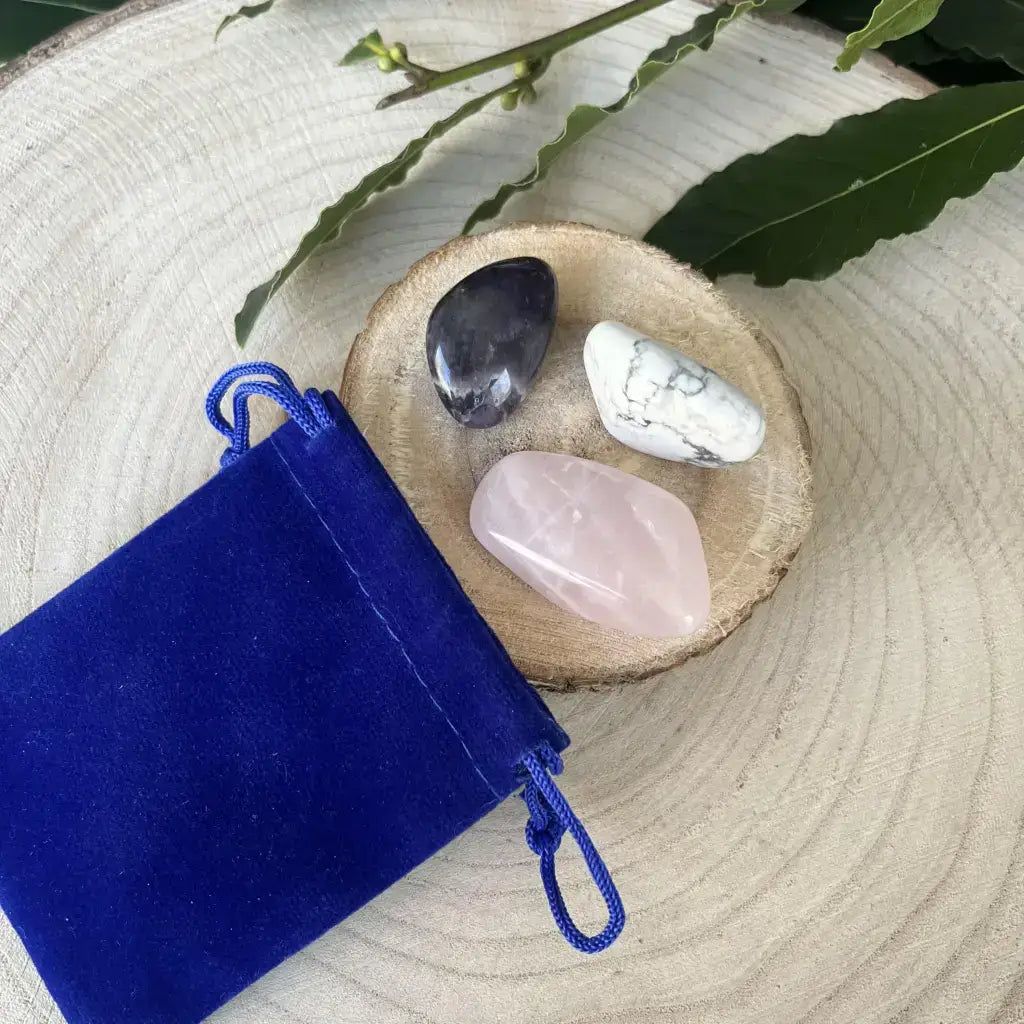 Kit Pierre Naturelle Sommeil avec pierres semi-précieuses et pochette bleue en velours Aura de Roche