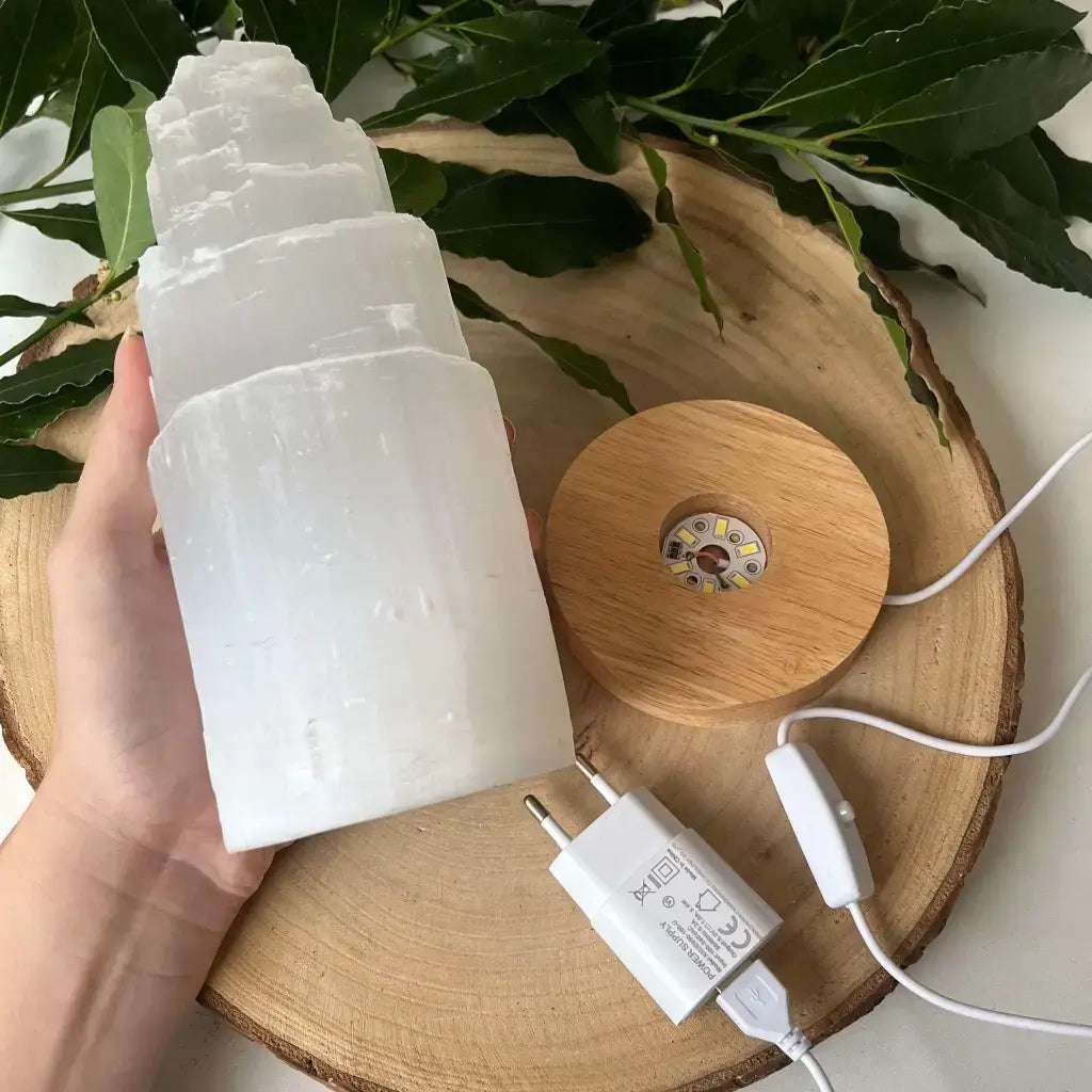 Lampe en Sélénite Naturelle avec socle en bois et câble d'alimentation pour une ambiance relaxante