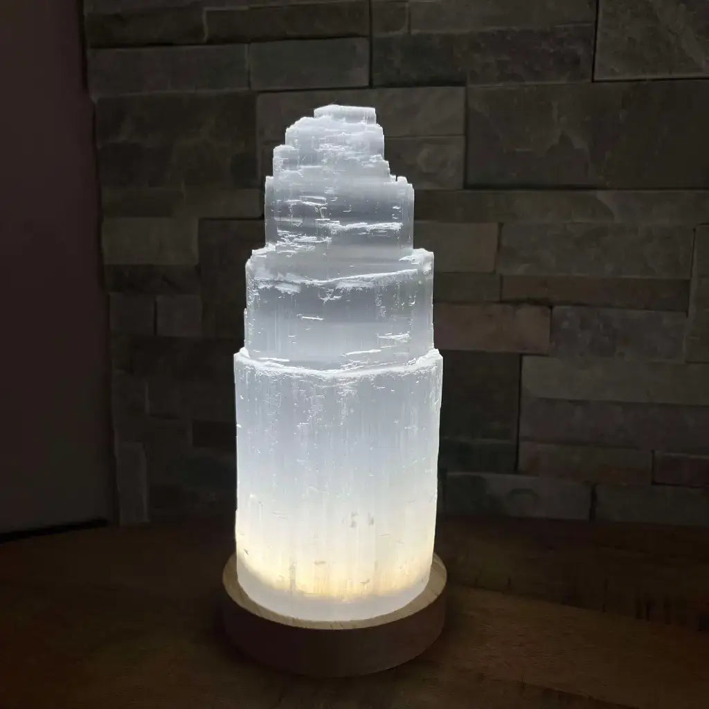 Lampe en Sélénite Naturelle de Aura de Roche avec design en cristal et éclairage doux