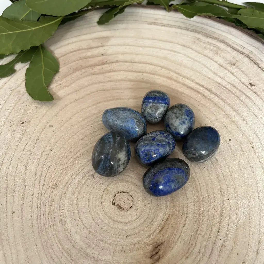 Pierres de Lapis Lazuli Pierre Roulée sur un plateau en bois, parfaites pour la méditation et la décoration