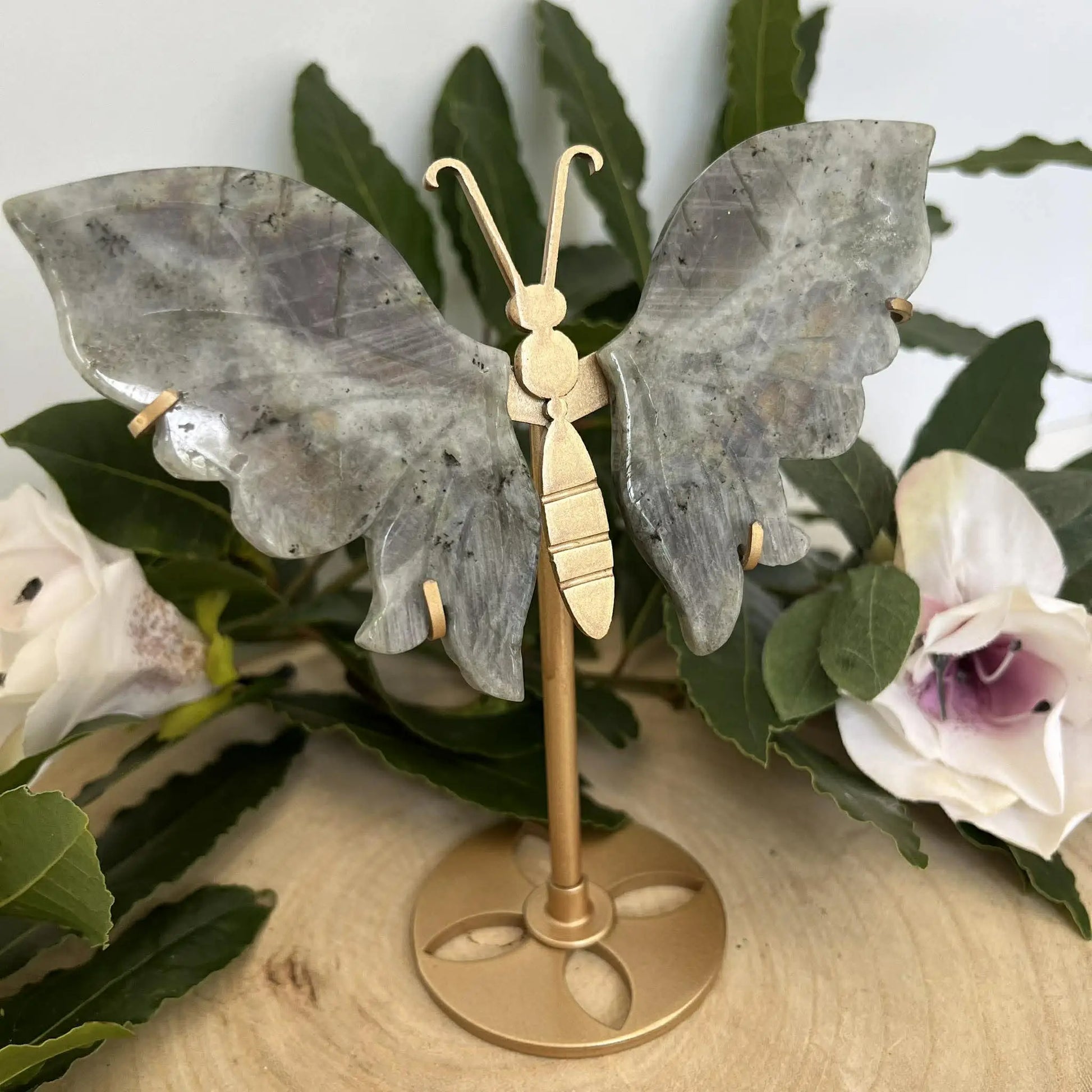 Papillon en labradorite naturelle avec ailes translucides gris et blanc aux magnifiques reflets sur socle en laiton