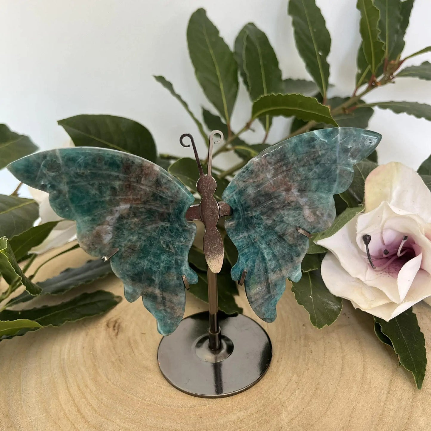 Papillon en pierre naturelle en quartz ferrugineux teal et marron sur socle métallique