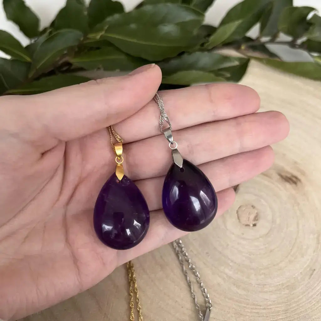 Collier pendentif en améthyste naturel avec un design en goutte, disponible en deux finitions