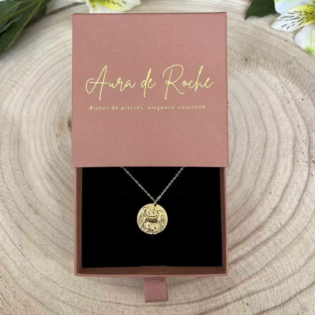 Pendentif Bélier avec Pierre de Pouvoir dans une boîte Aura de Roche élégante et naturelle