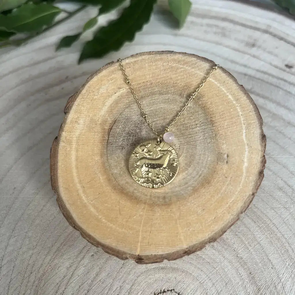 Pendentif Bélier avec Pierre de Pouvoir sur chaîne dorée en métal, élégant et symbolique