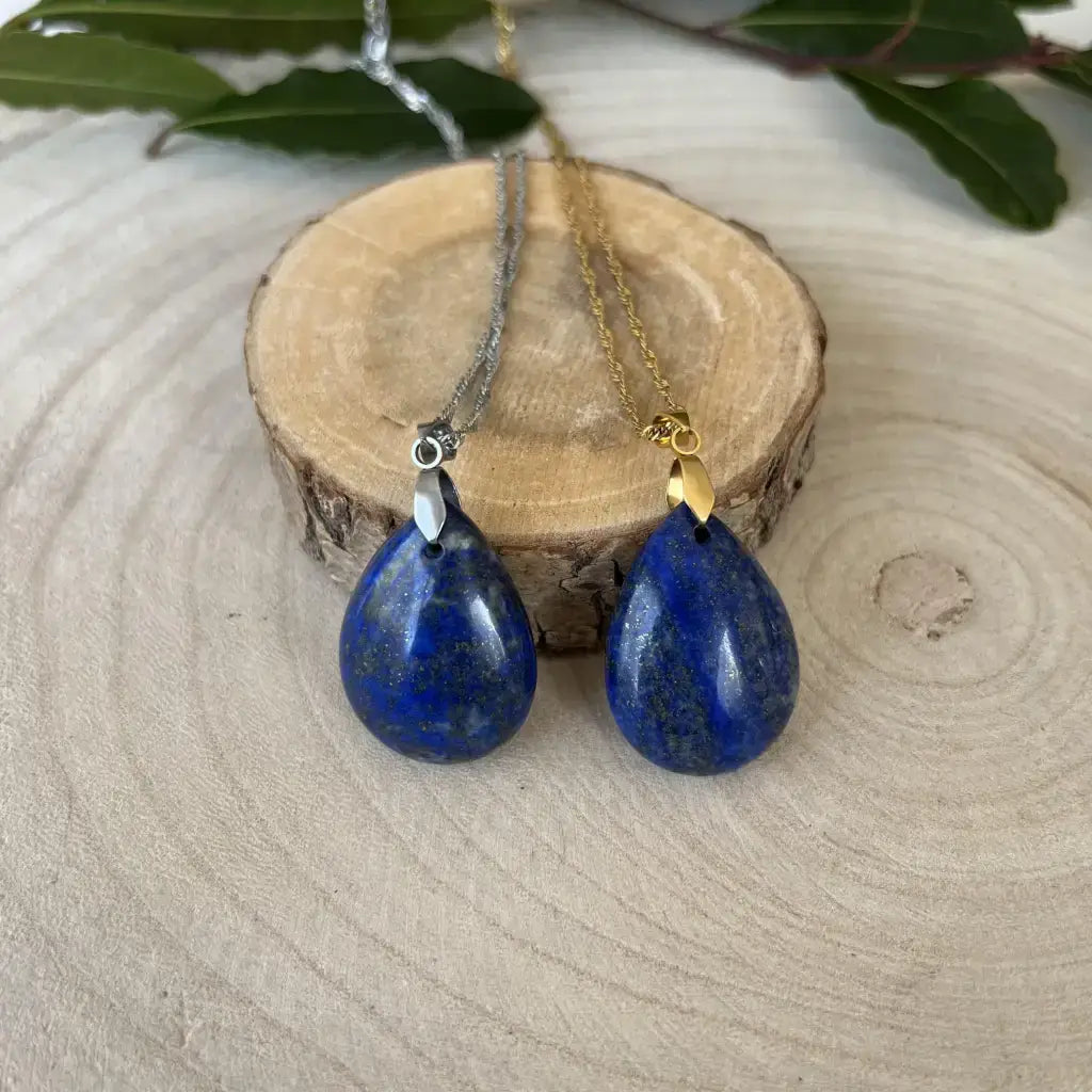 Pendentif en Lapis Lazuli en forme de goutte avec chaine argentée et dorée pour un look élégant.