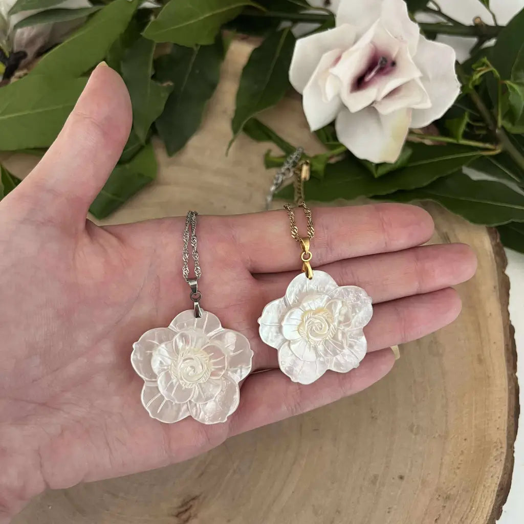 Pendentif Fleur en Nacre en forme de fleur délicate avec chaînes argentée et dorée Aura de Roche