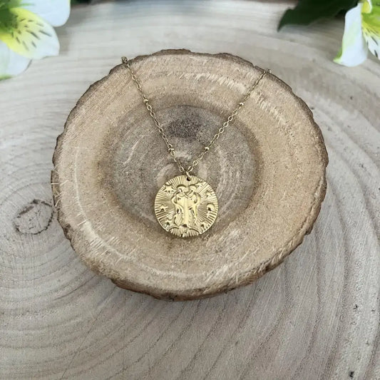 Pendentif Gémeaux avec Pierre de Pouvoir sur chaîne dorée, parfait pour les amateurs de bijoux astrologiques