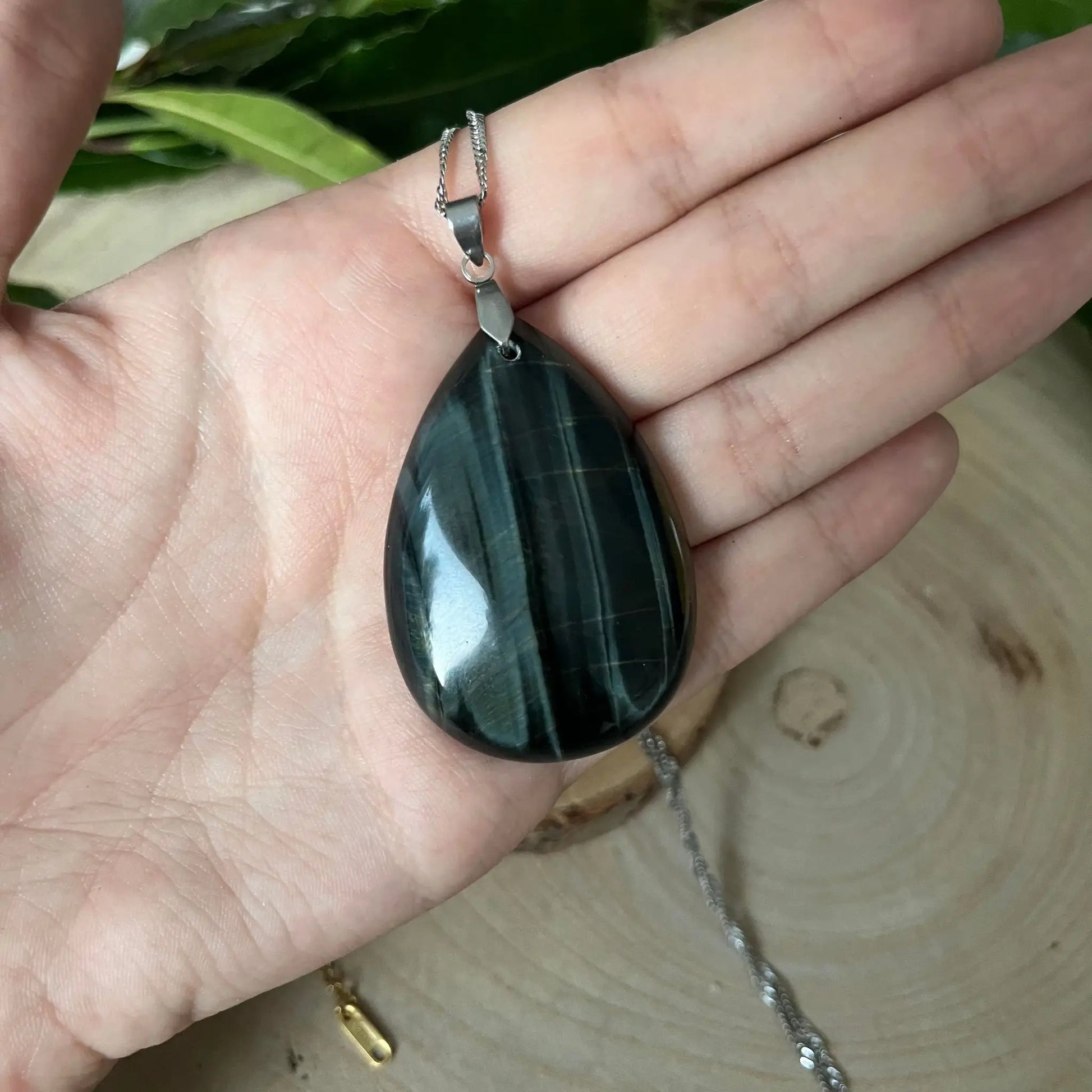 Pendentif Œil de Faucon: Élégance et Protection