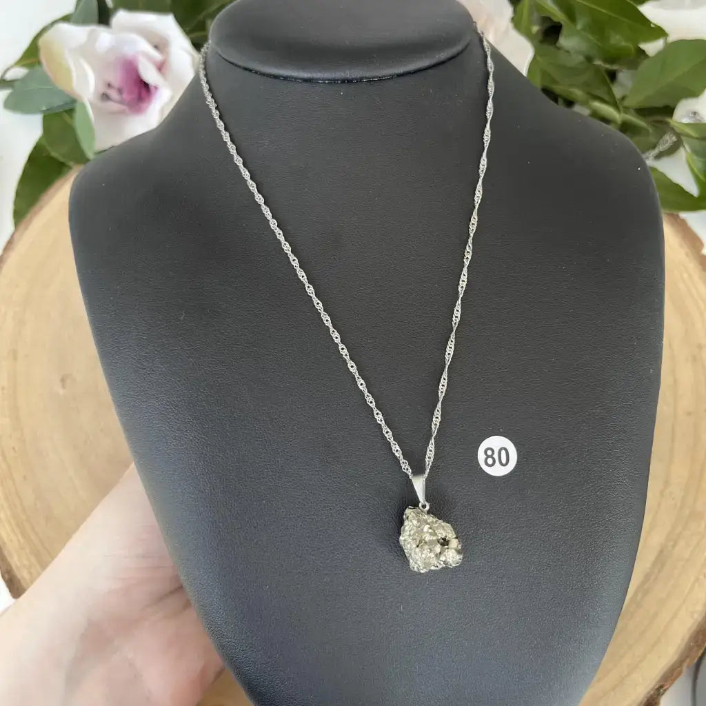 Pendentif Pyrite Brute sur une chaîne en argent, élégant et naturel, parfait pour les bijoux en pierre