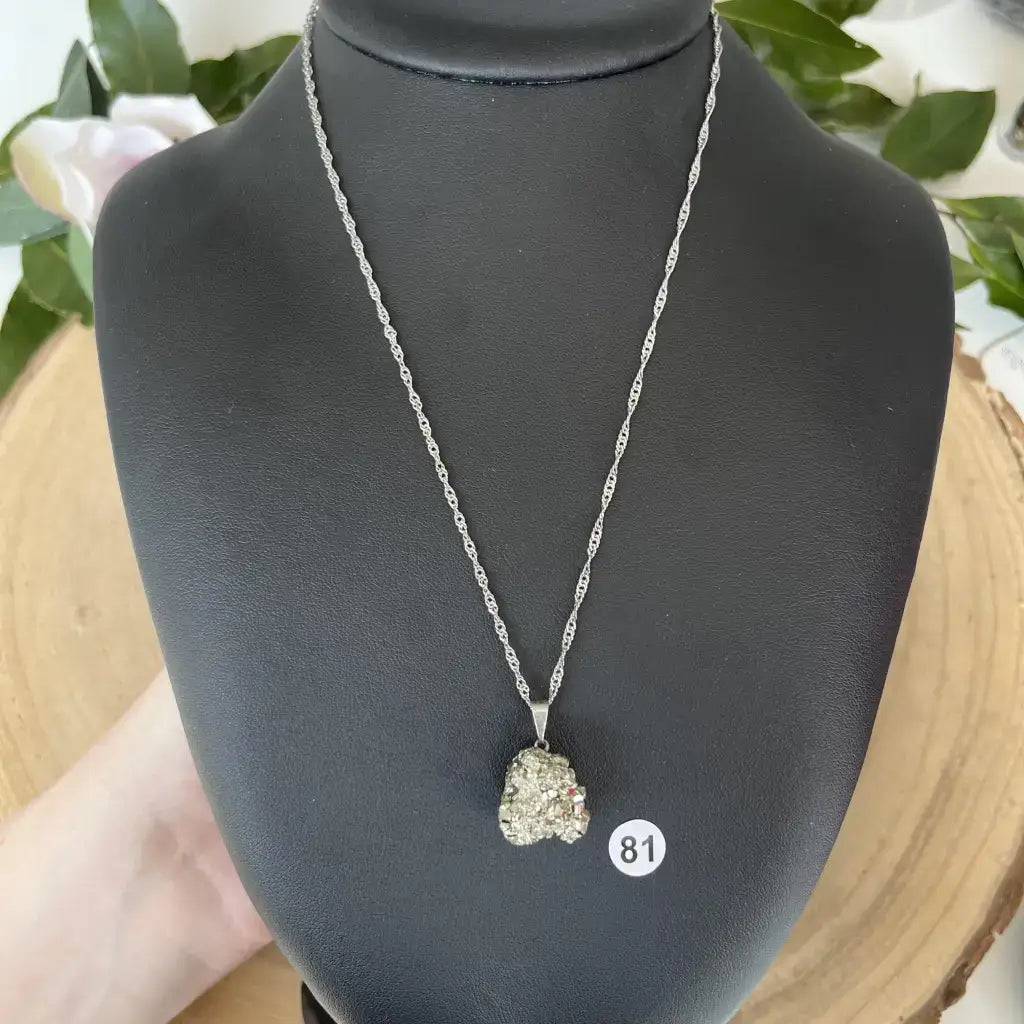 Pendentif Pyrite Brute sur chaîne en argent, avec éclats brillants pour un look naturel élégant
